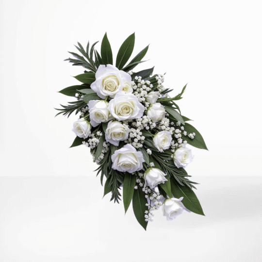 Begravningsbukett med vita rosor och brudslöja samt gröna blad – en tidlös symbol för frid och renhet.