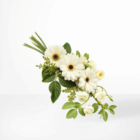 Begravningsbukett med vita gerbera och rosor samt gröna blad – en tidlös symbol för frid och renhet.