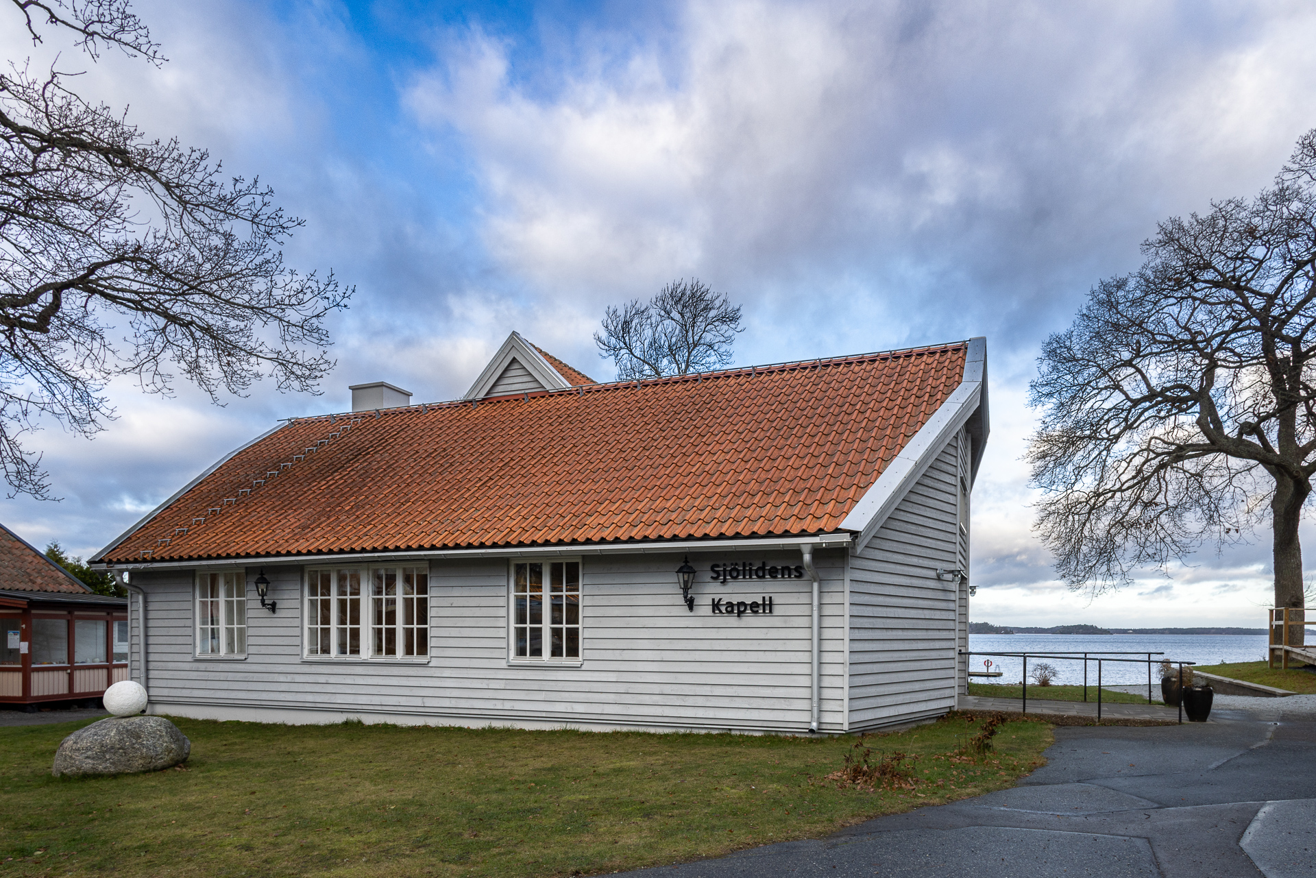 Sjölidens kapell – naturnära begravningskapell i Värmdö för kyrkliga och borgerliga ceremonier