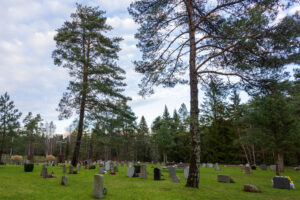 Alt-text: "Storkällans begravningsplats i Älta med minneslund och naturnära gravkvarter