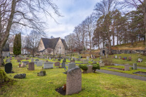 Värmdö kyrkogård – historisk begravningsplats vid Värmdö kyrka med minneslund och askgravplats