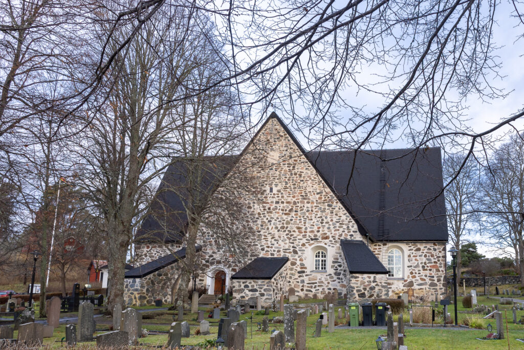 Värmdö kyrka – medeltida stenkyrka i Hemmesta, Värmdö, plats för begravning och gudstjänst