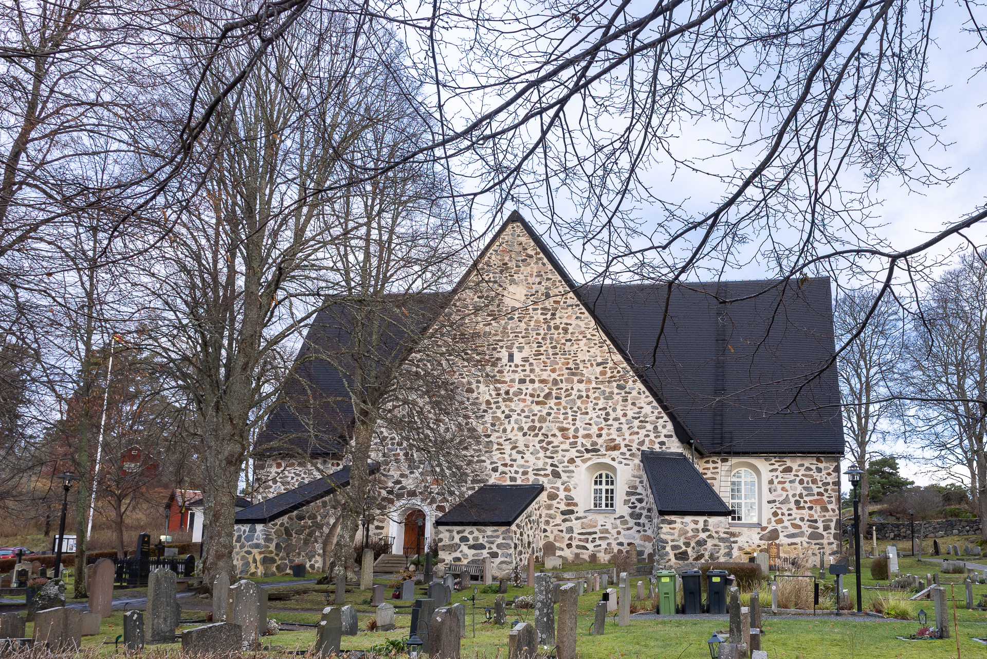 Värmdö kyrka – medeltida stenkyrka i Hemmesta, Värmdö, plats för begravning och gudstjänst