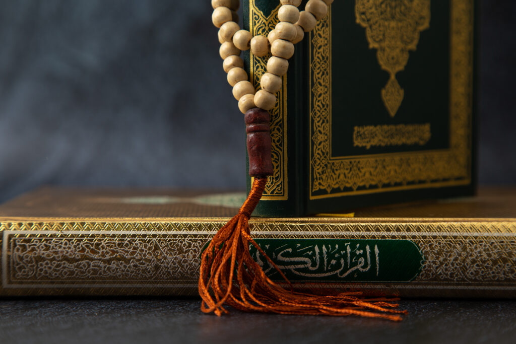 Koranen och radband för muslimsk begranving