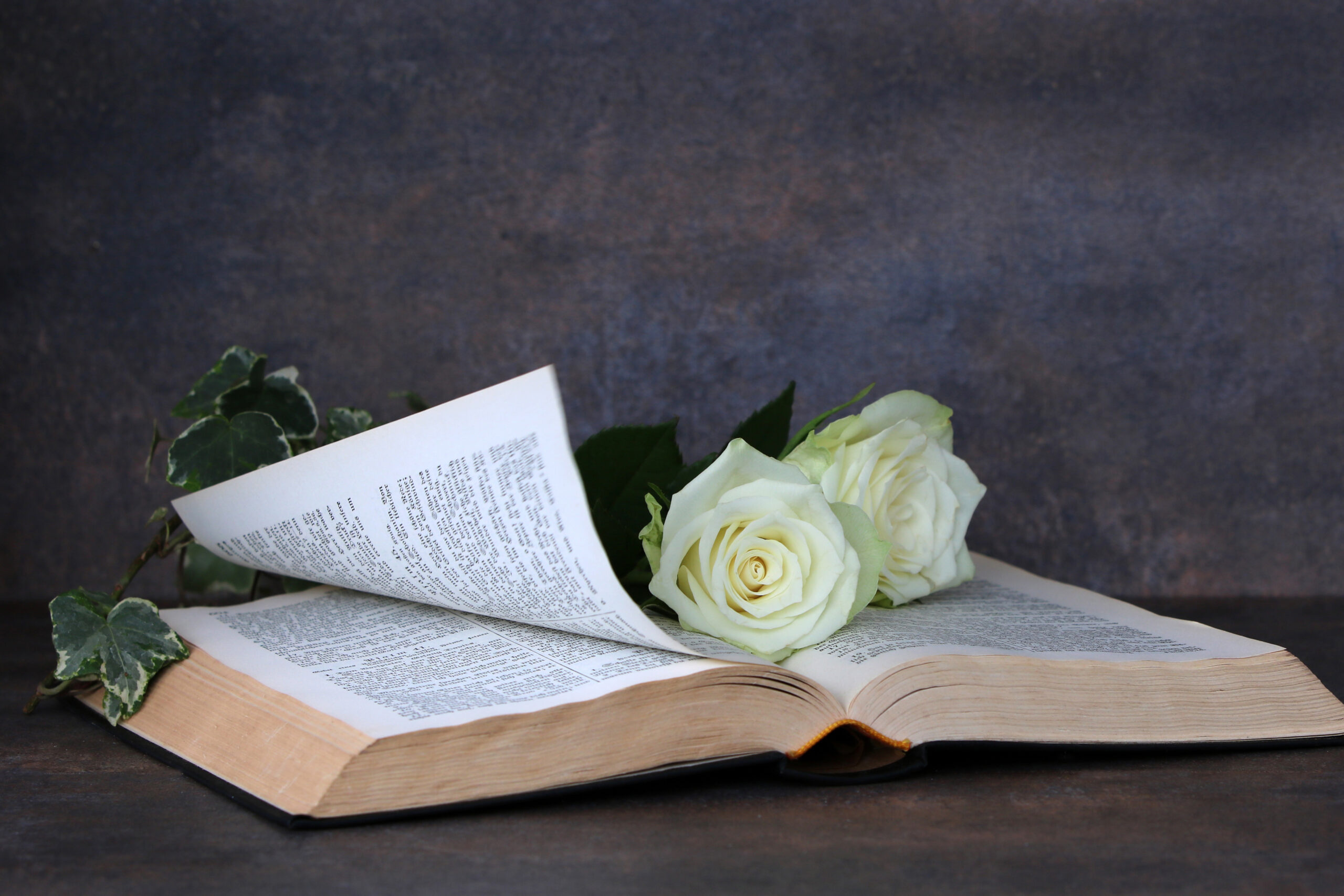 En bok med rosor på vid en Ortodox begravning